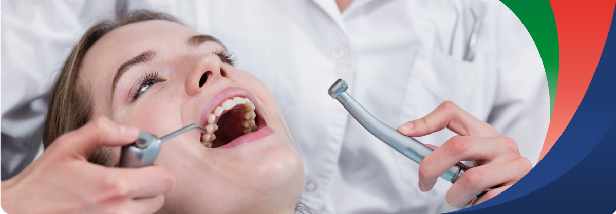 Mujer recibiendo examen de odontológico 